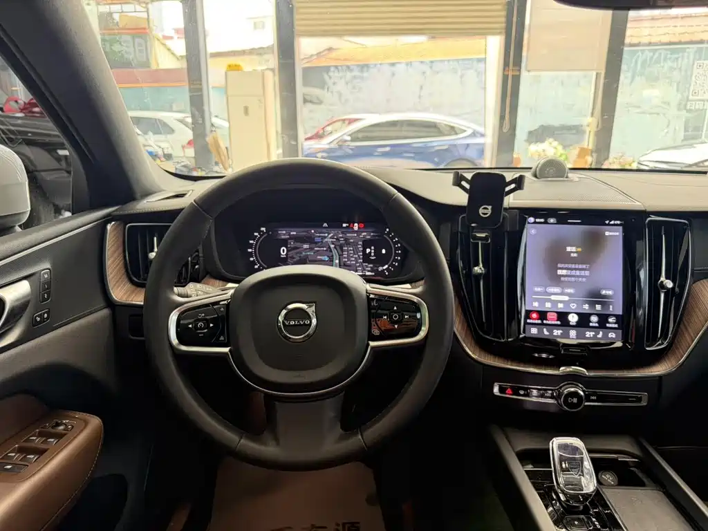 Volvo XC60 — фото 10