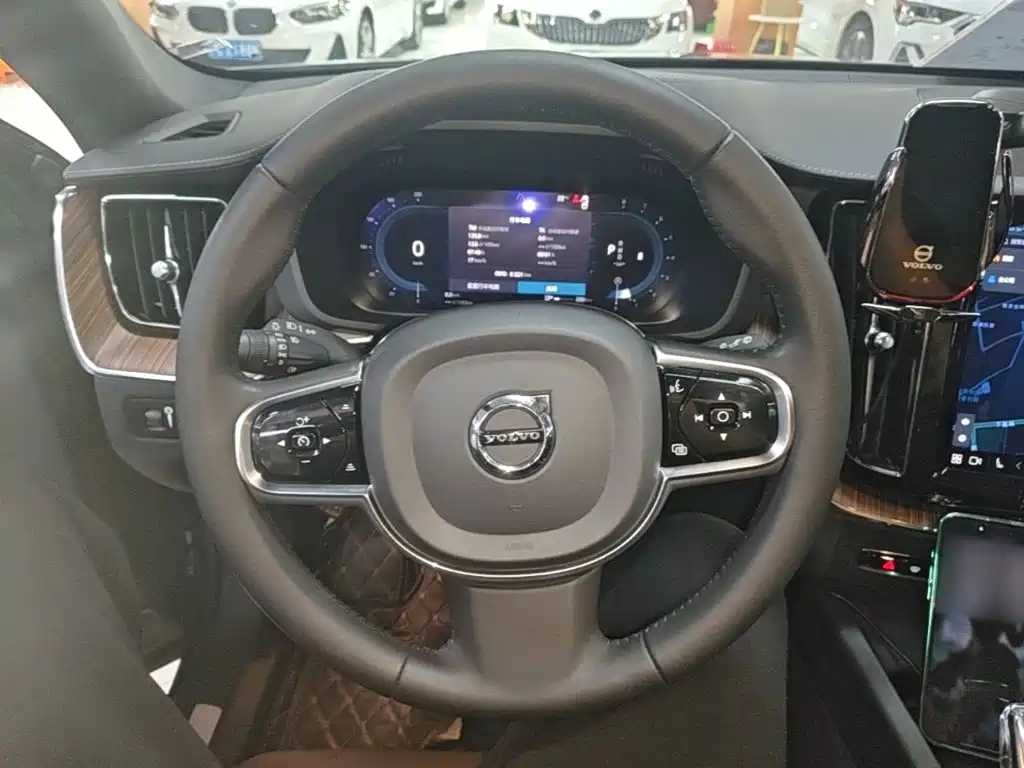 Volvo XC60 — фото 10