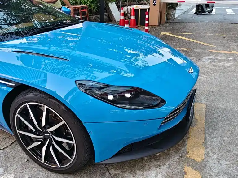 Aston Martin DB11 — фото 4
