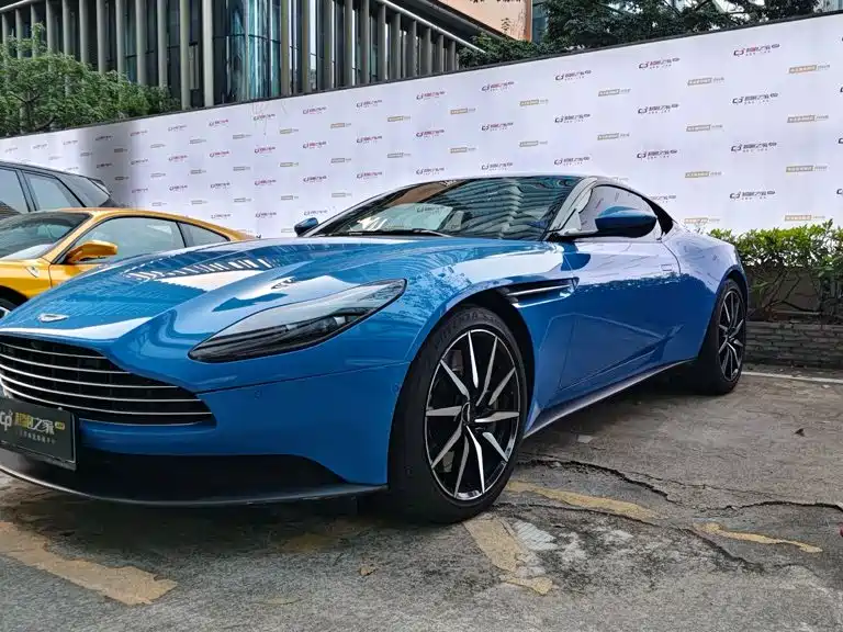 Aston Martin DB11 — фото 6