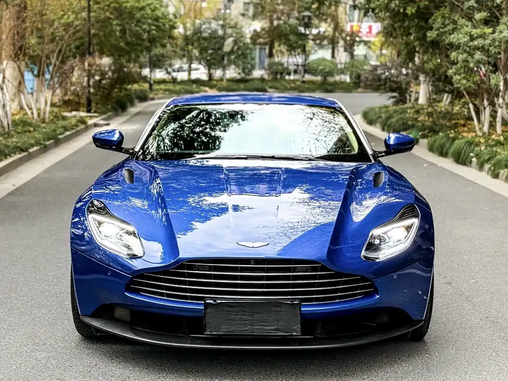 Aston Martin DB11 — фото 2