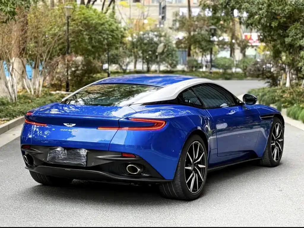 Aston Martin DB11 — фото 5