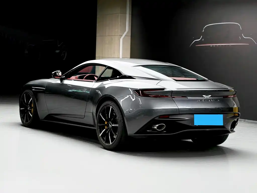 Aston Martin DB11 — фото 6