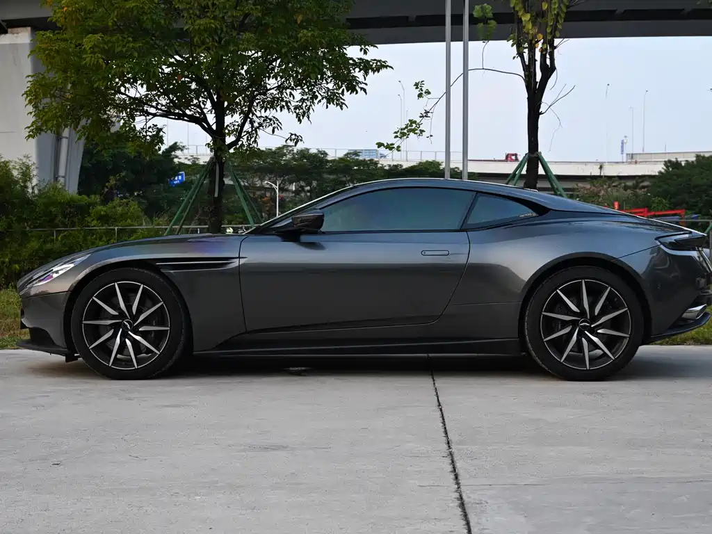 Aston Martin DB11 — фото 2