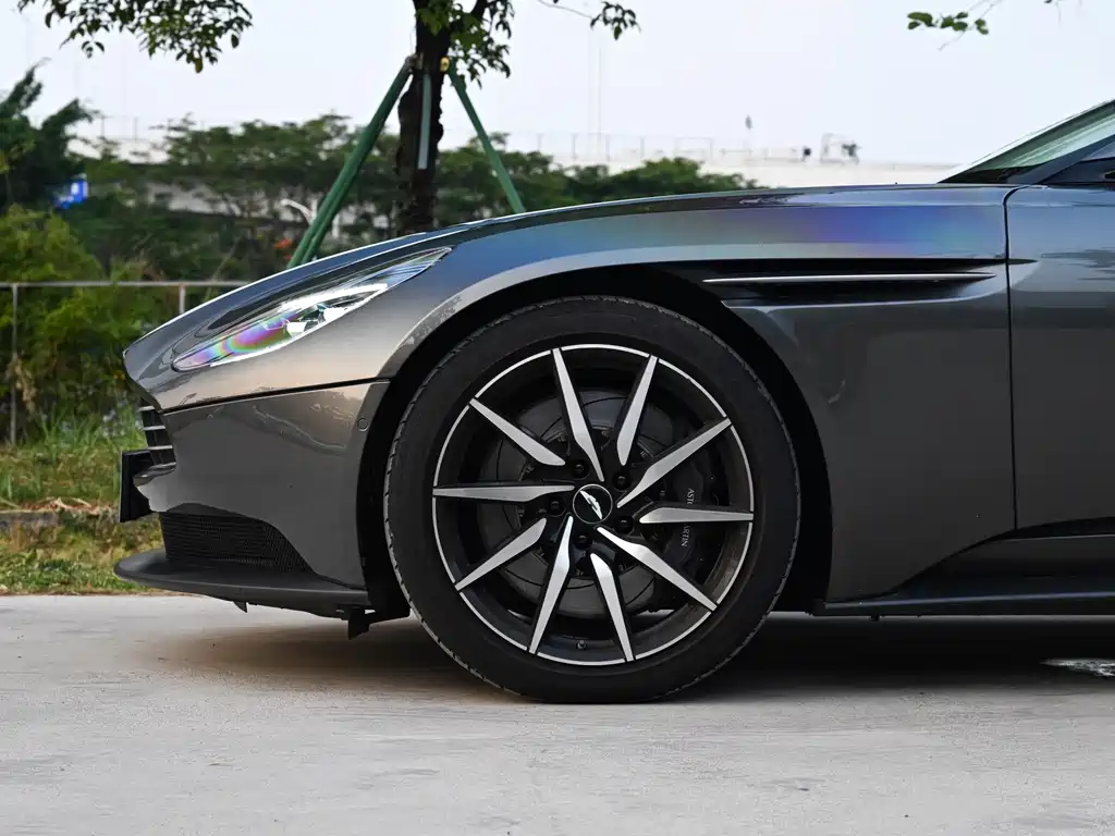 Aston Martin DB11 — фото 15