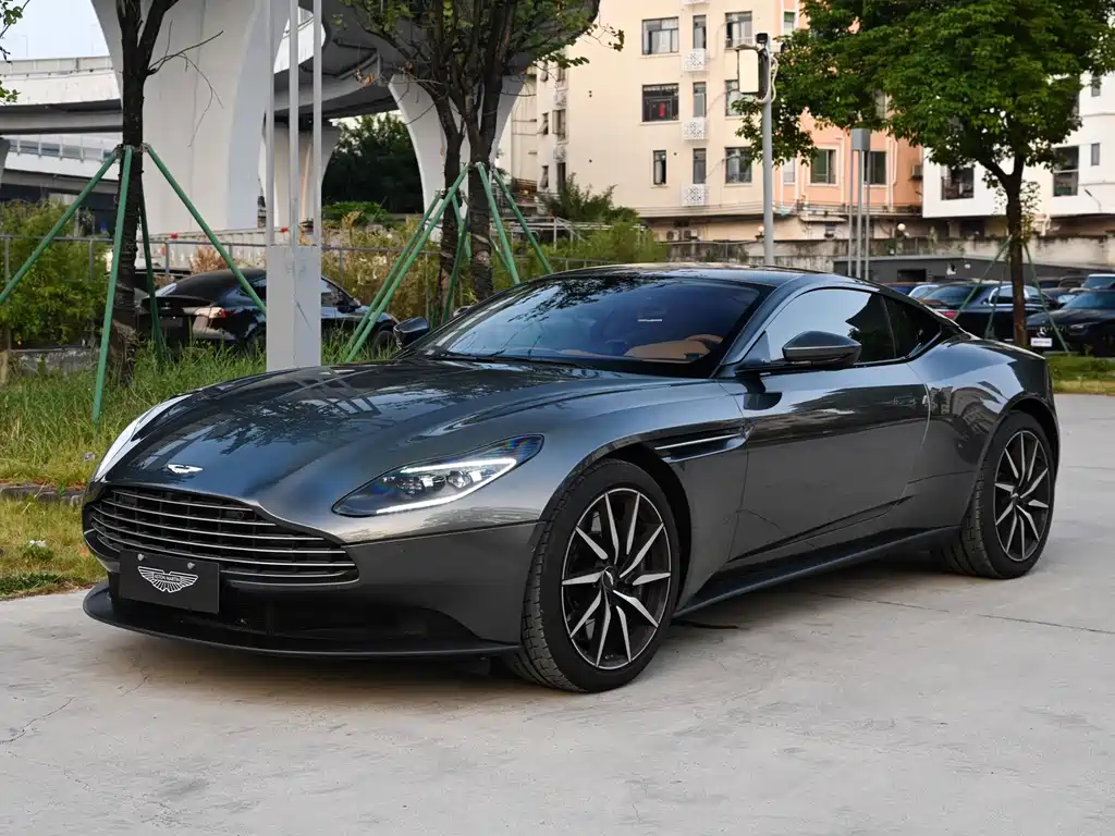 Aston Martin DB11 — фото 1