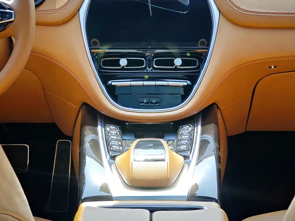 Aston Martin DBX — фото 10