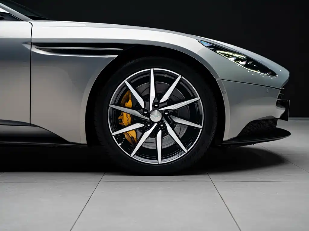 Aston Martin DB11 — фото 7