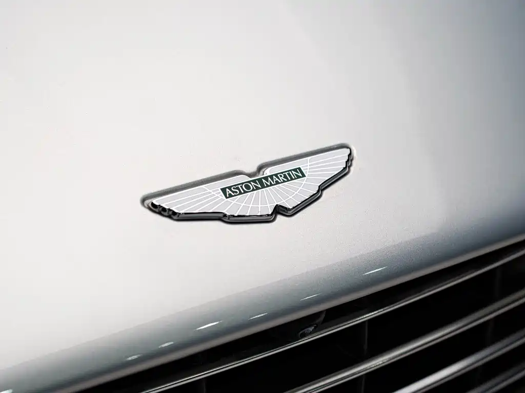 Aston Martin DB11 — фото 9
