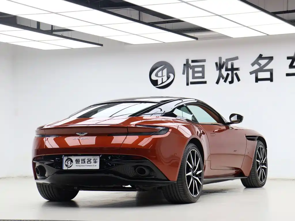 Aston Martin DB11 — фото 23