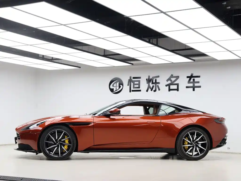 Aston Martin DB11 — фото 29