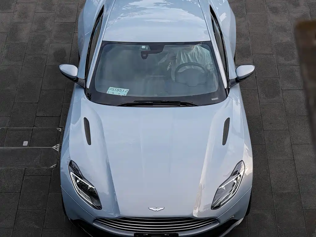 Aston Martin DB11 — фото 2