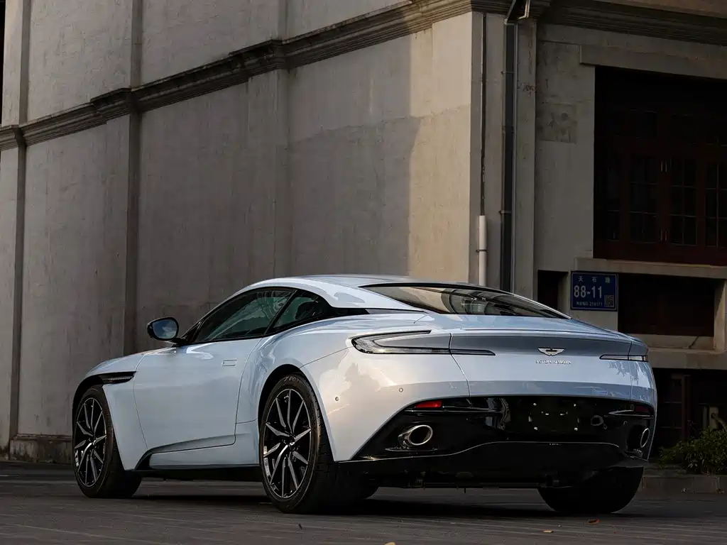 Aston Martin DB11 — фото 3