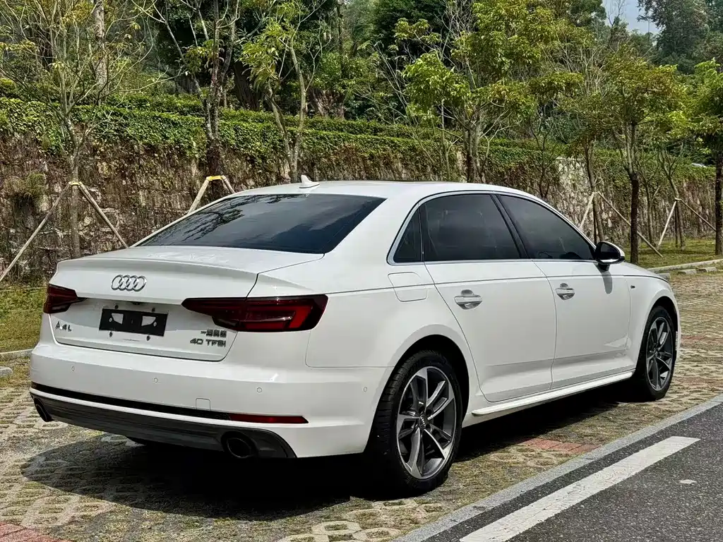 Audi A4L — фото 9