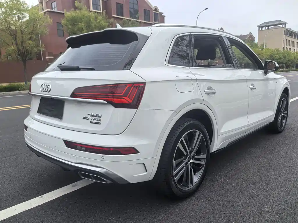 Audi Q5L — фото 21