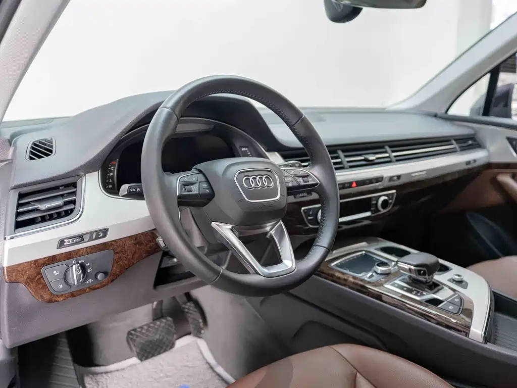 Audi Q7 — фото 11