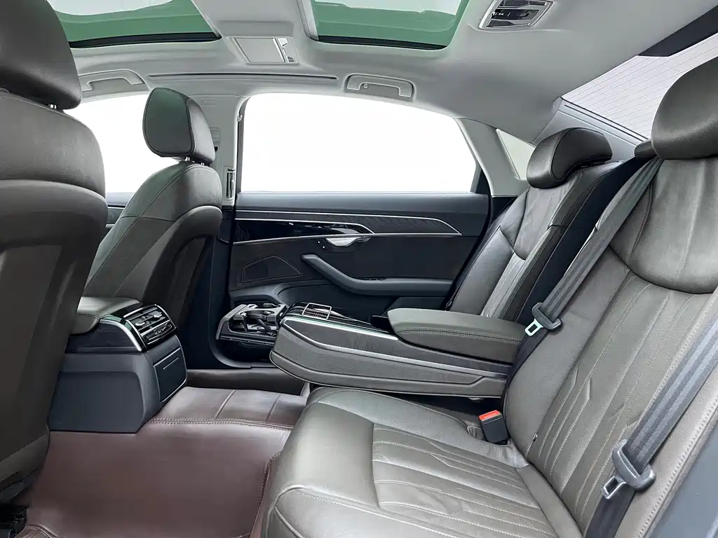 Audi A8 — фото 10