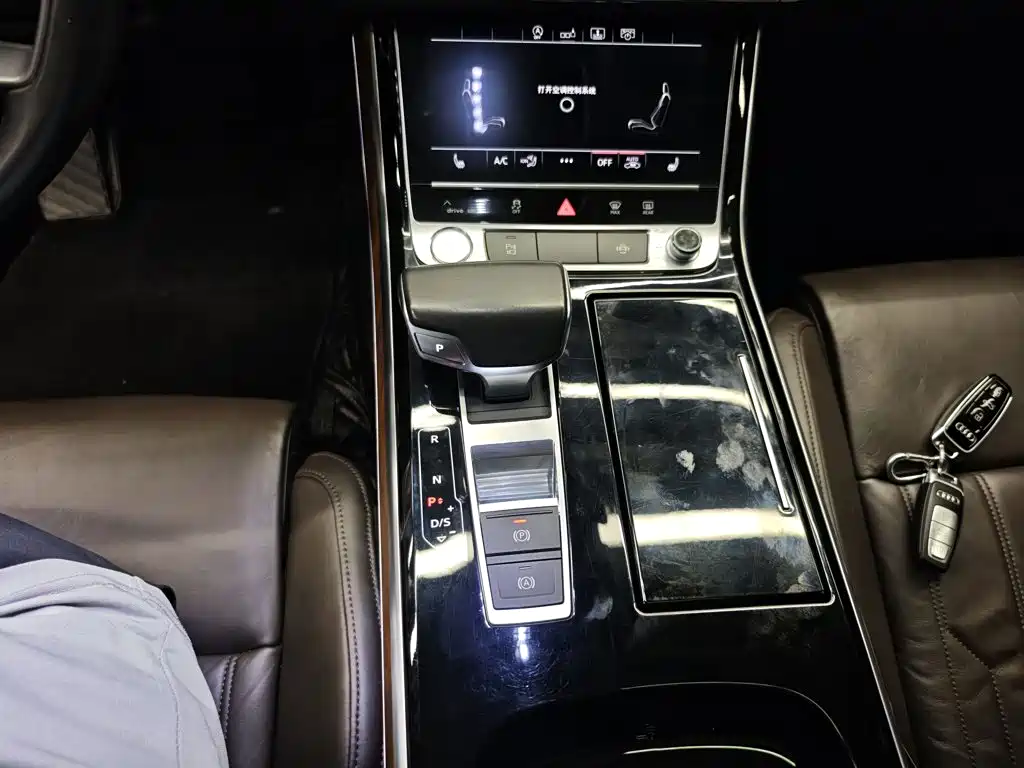 Audi A8 — фото 13