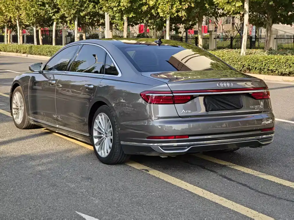 Audi A8 — фото 7