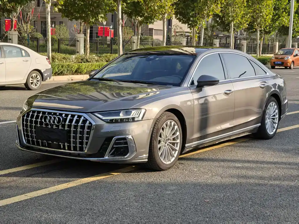 Audi A8 — фото 1