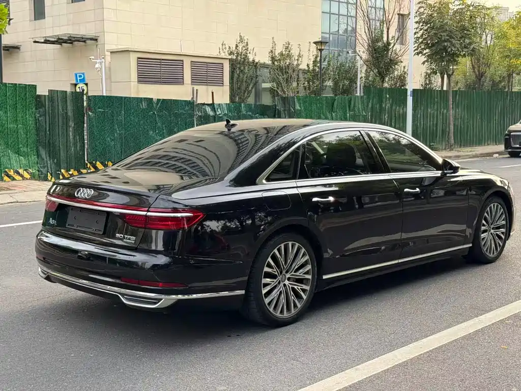 Audi A8 — фото 7