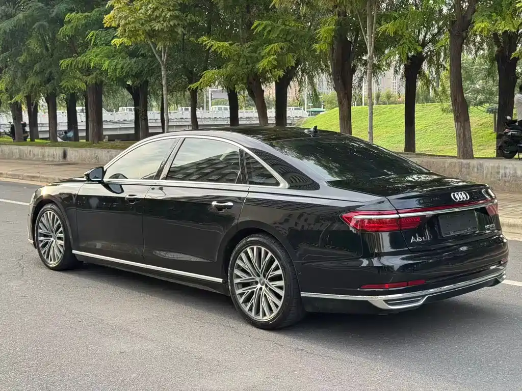 Audi A8 — фото 9