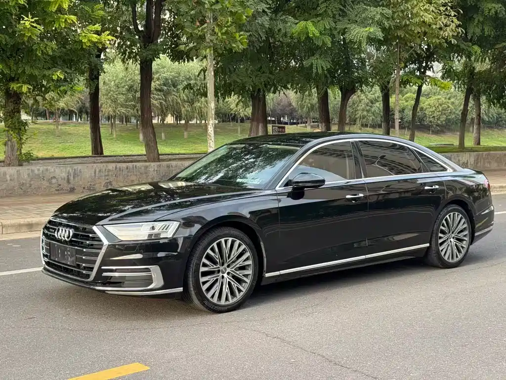 Audi A8 — фото 1