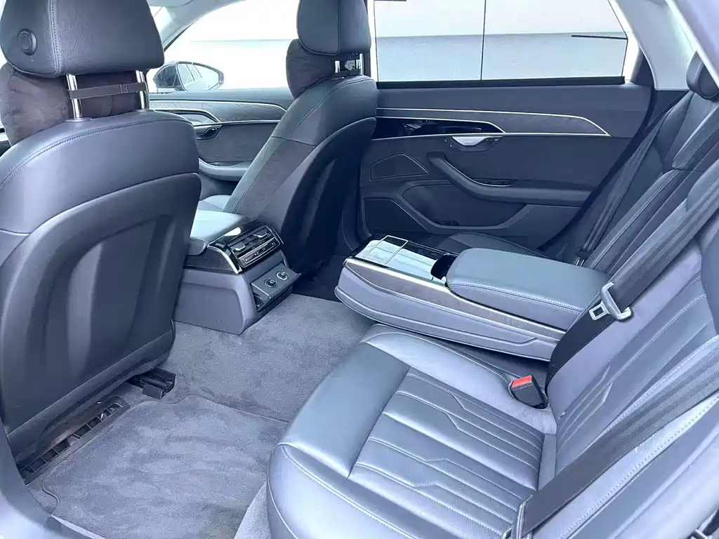 Audi A8 — фото 7