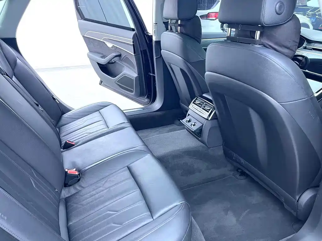Audi A8 — фото 10