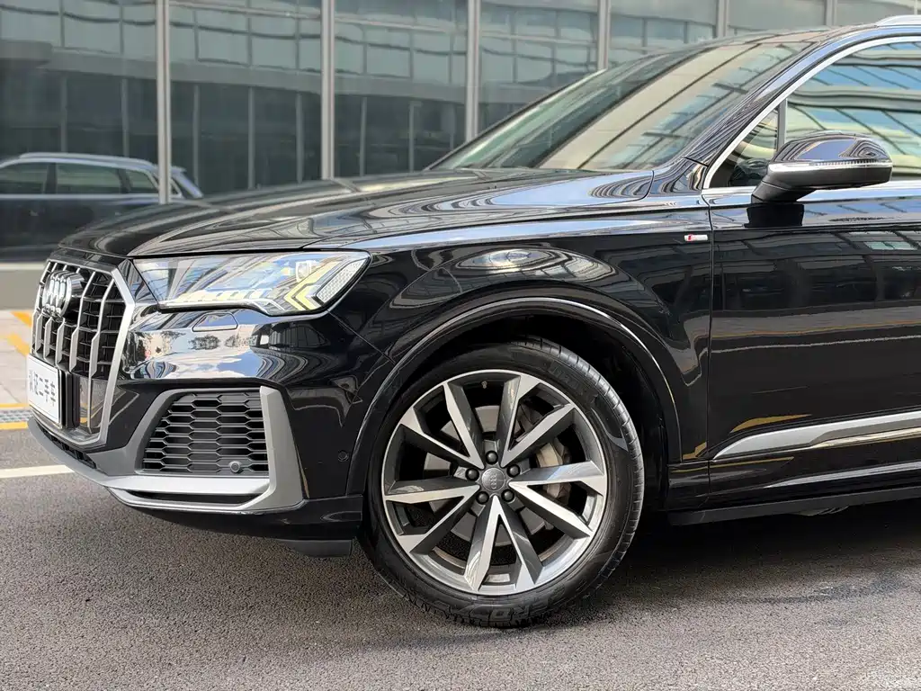Audi Q7 — фото 17