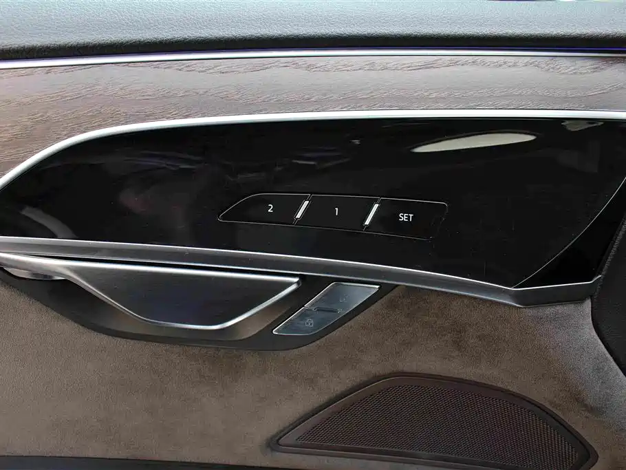 Audi A8 — фото 15
