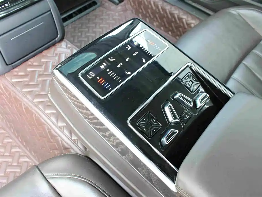 Audi A8 — фото 8