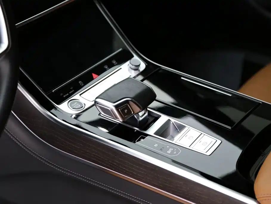 Audi A8 — фото 14