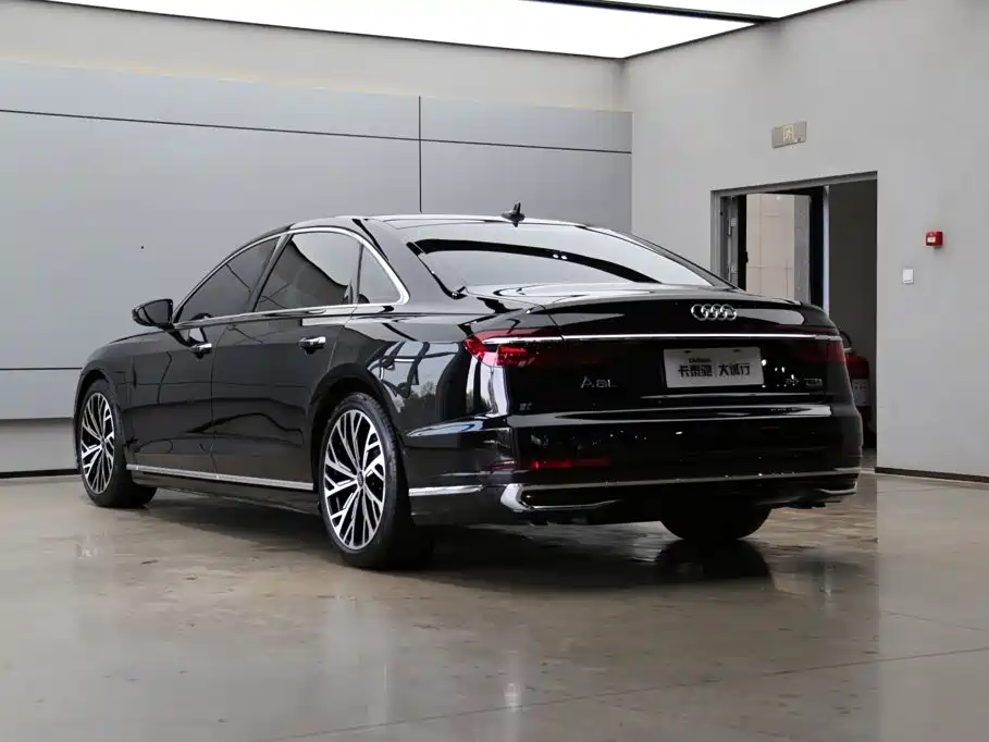 Audi A8 — фото 31