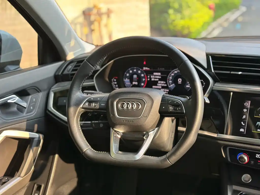 Audi Q3 — фото 17
