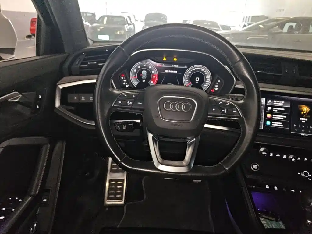 Audi Q3 — фото 10
