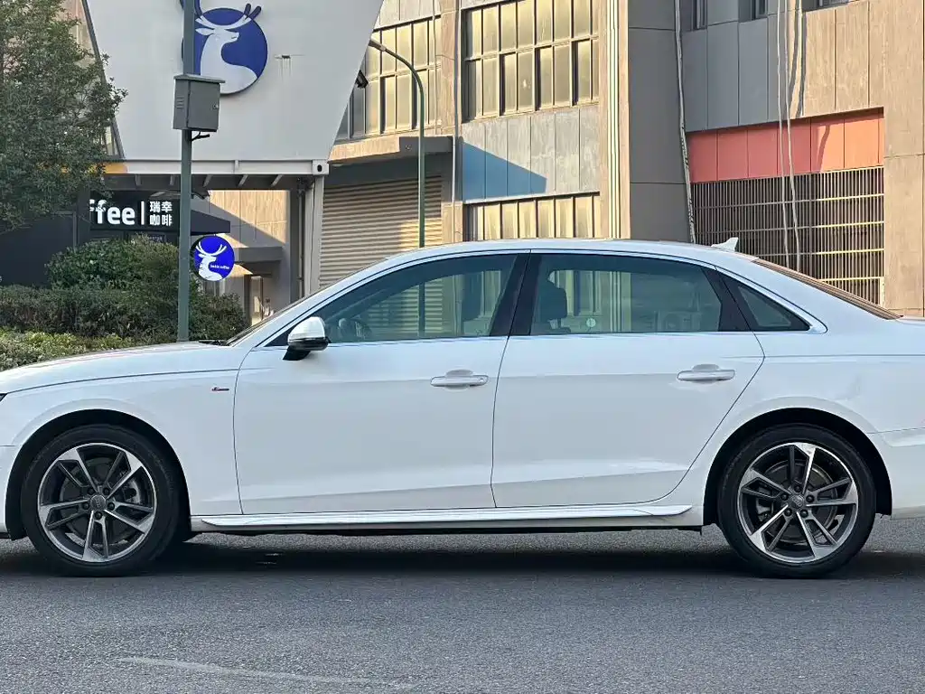 Audi A4L — фото 5