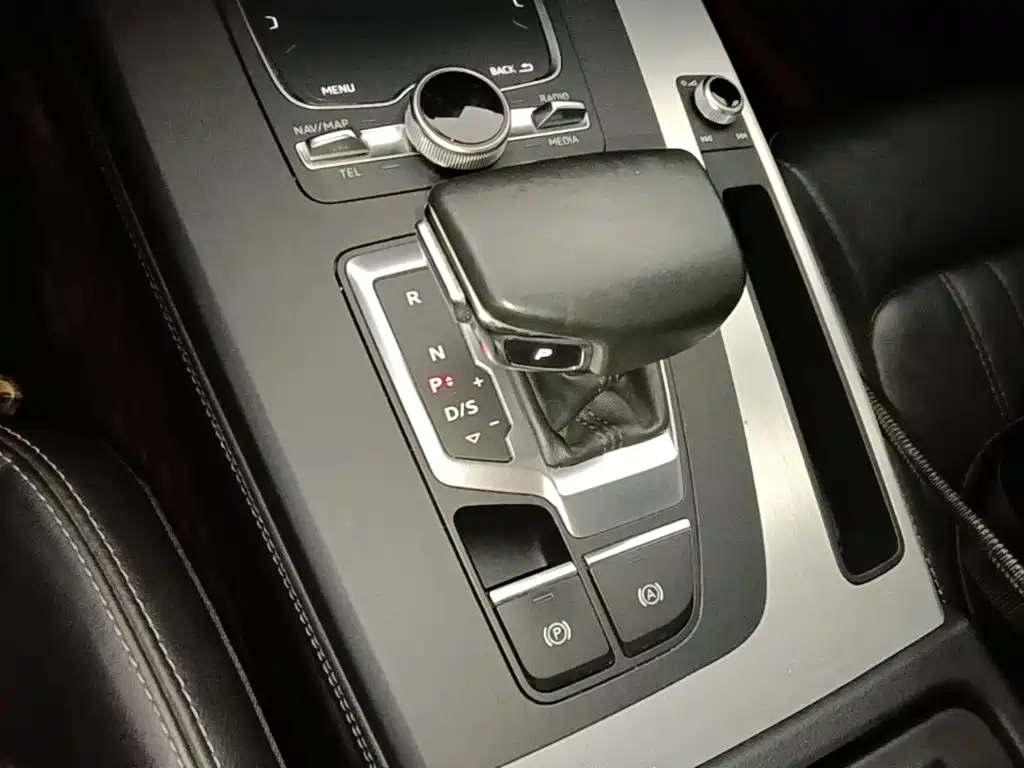 Audi Q5L — фото 13