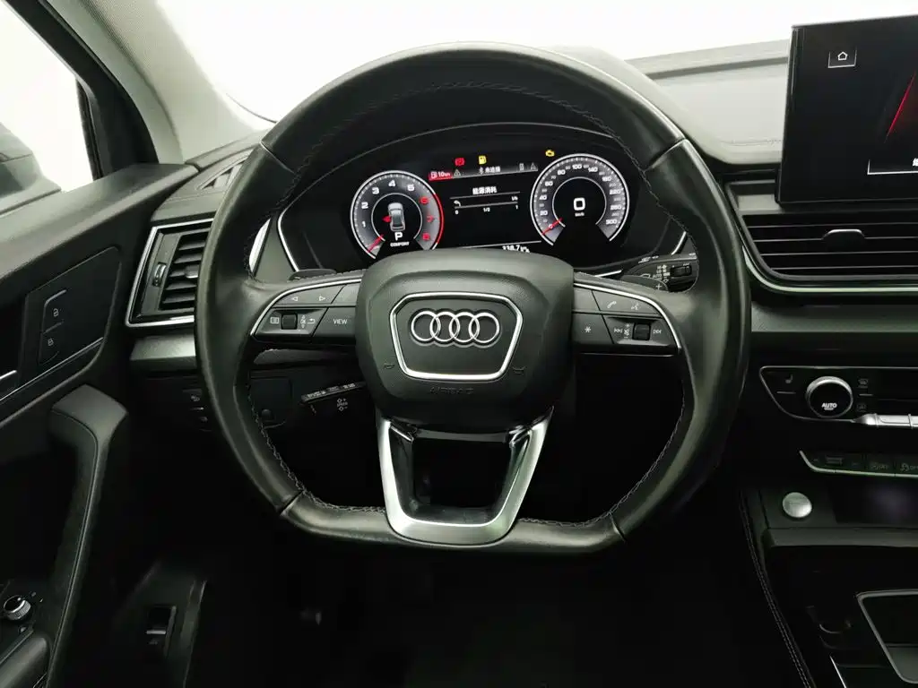 Audi Q5L — фото 11