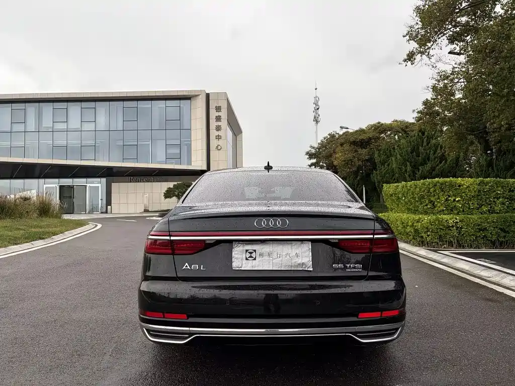 Audi A8 — фото 5