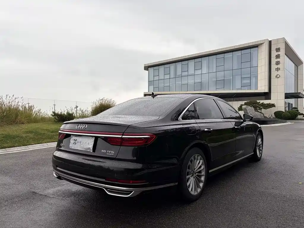 Audi A8 — фото 6