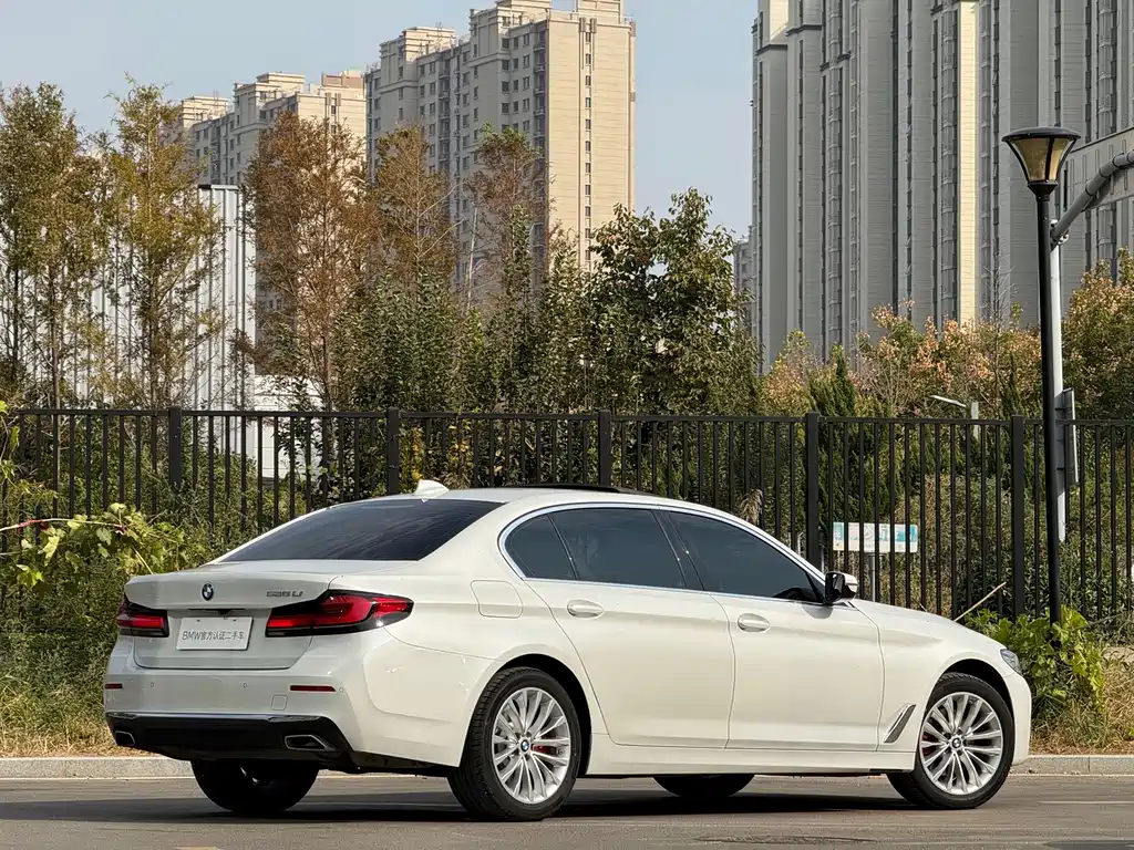 BMW 5 Series — фото 25
