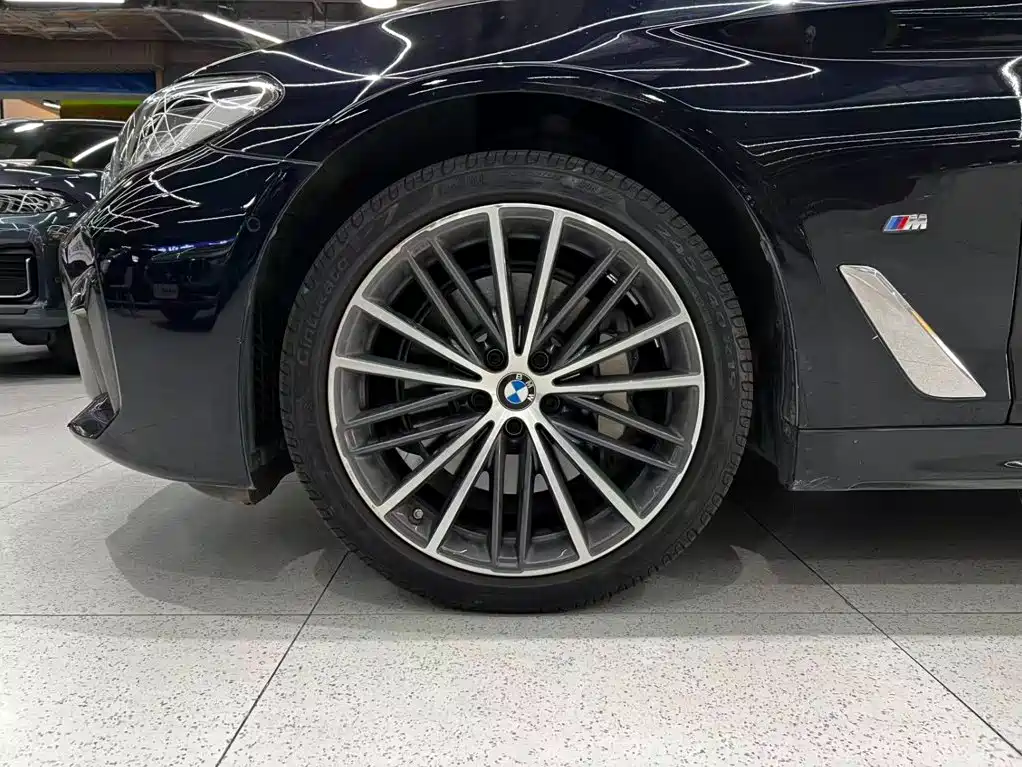 BMW 5 Series — фото 14