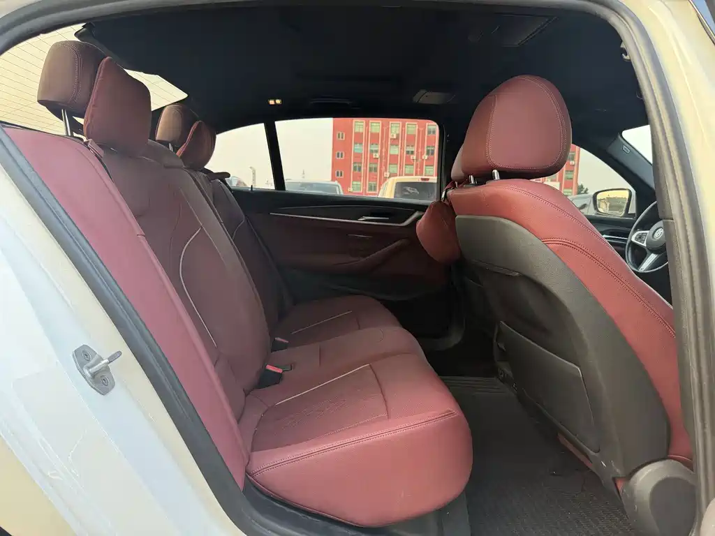 BMW 5 Series — фото 14