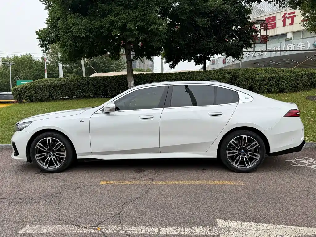 BMW 5 Series — фото 3