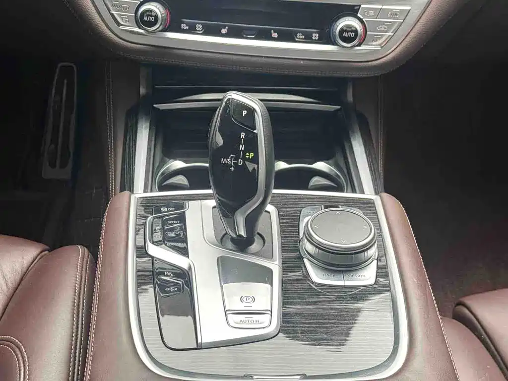 BMW 7 Series — фото 11