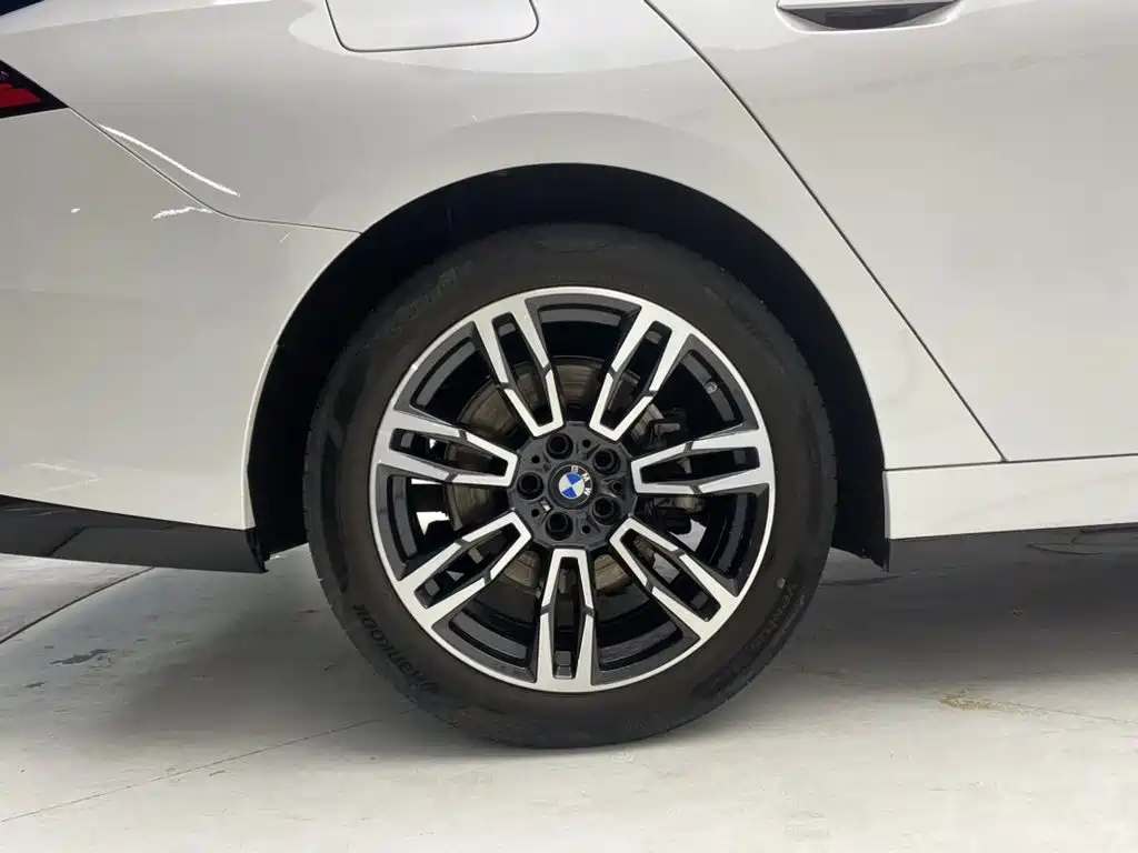 BMW 5 Series — фото 11