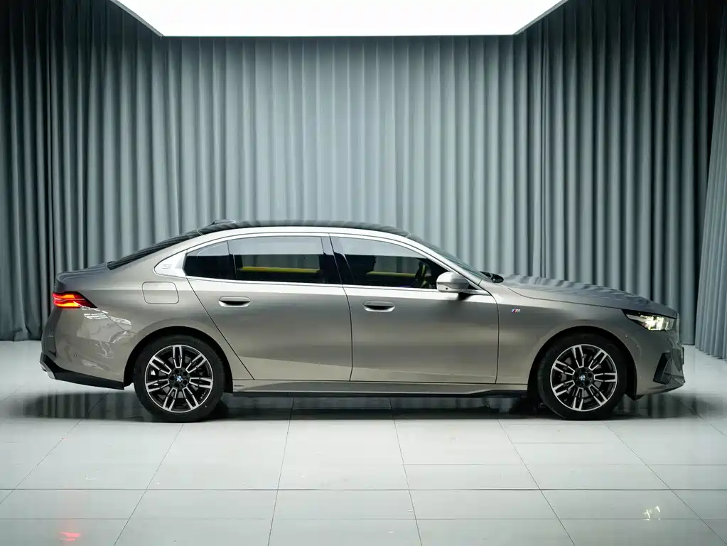 BMW 5 Series — фото 4