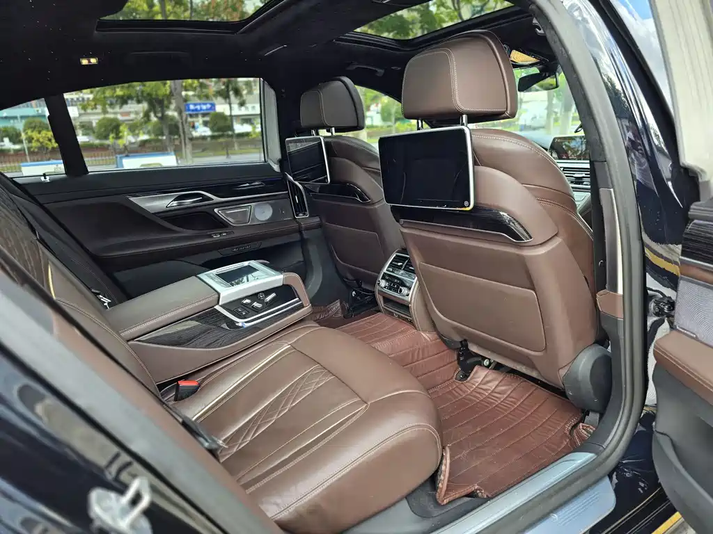 BMW 7 Series — фото 11