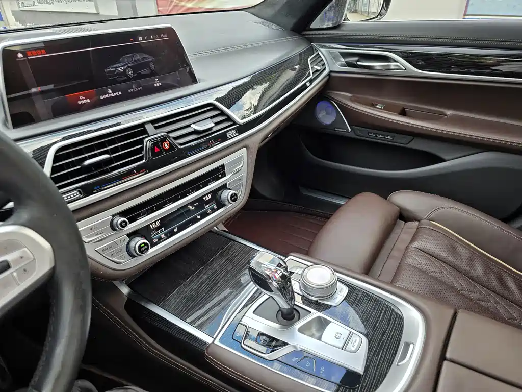 BMW 7 Series — фото 15